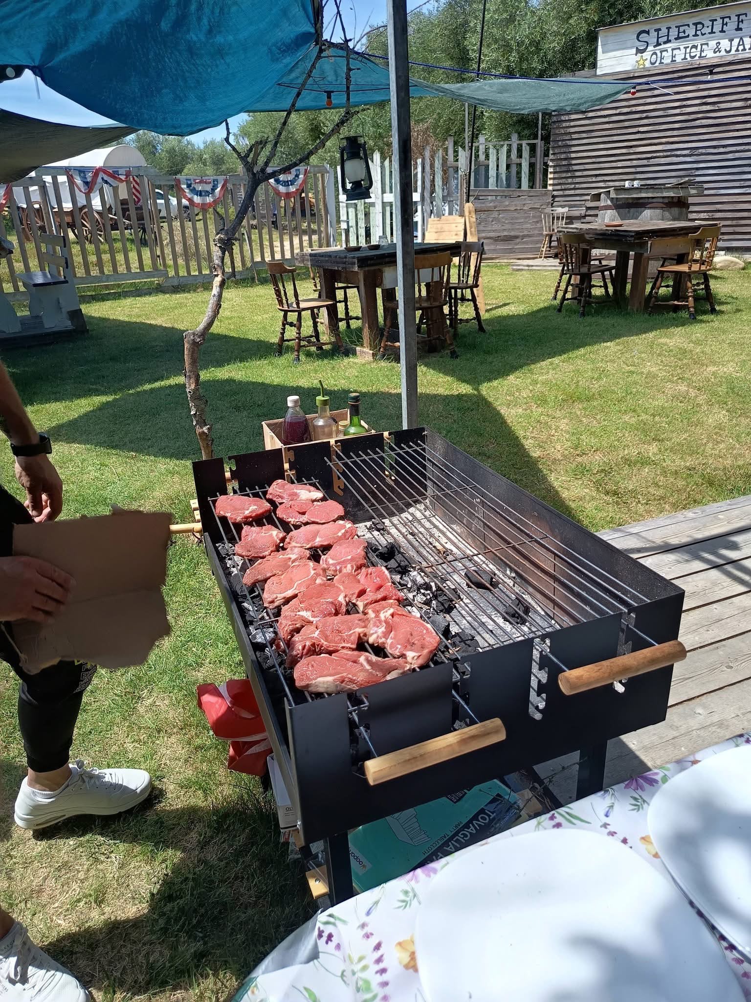 Cena barbecue al tramonto nell'area ristoro dell'O.K. Corral Ranch