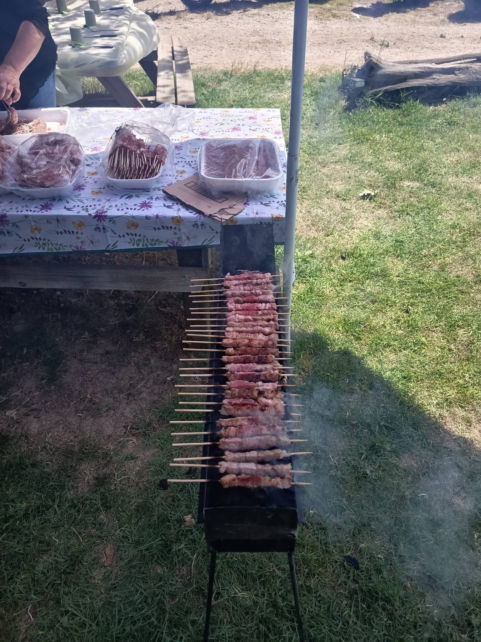 Carni pregiate e grigliata in cottura sul barbecue a brace viva