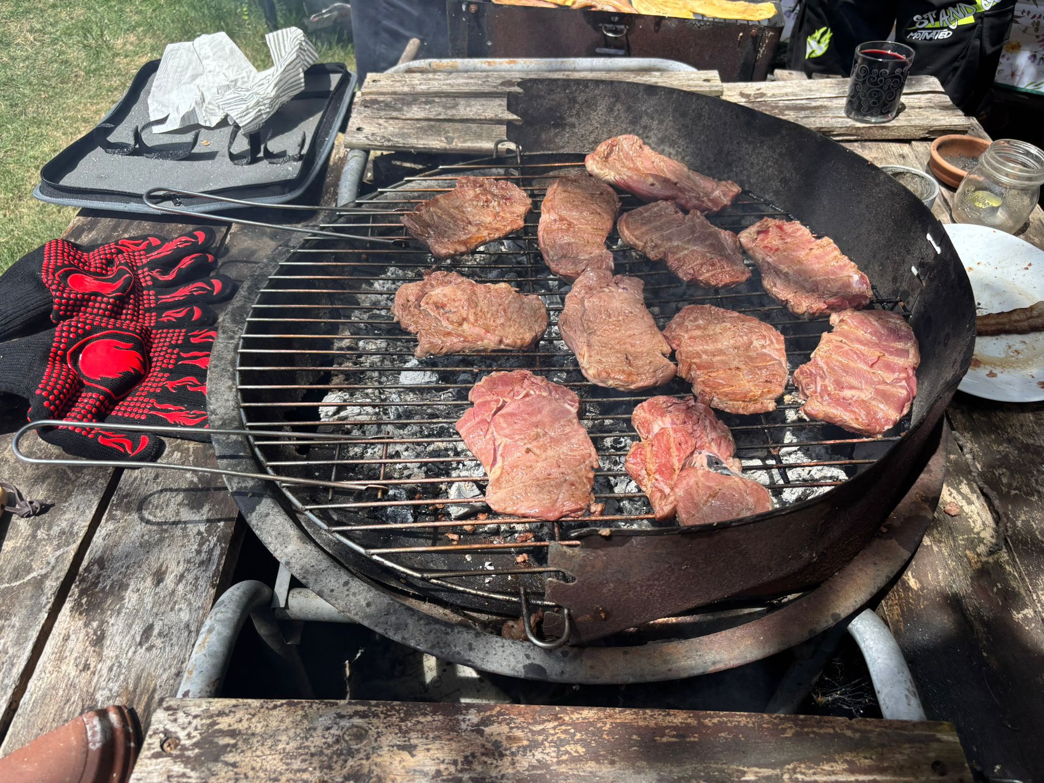 Atmosfera serale dell'area ristoro illuminata con barbecue