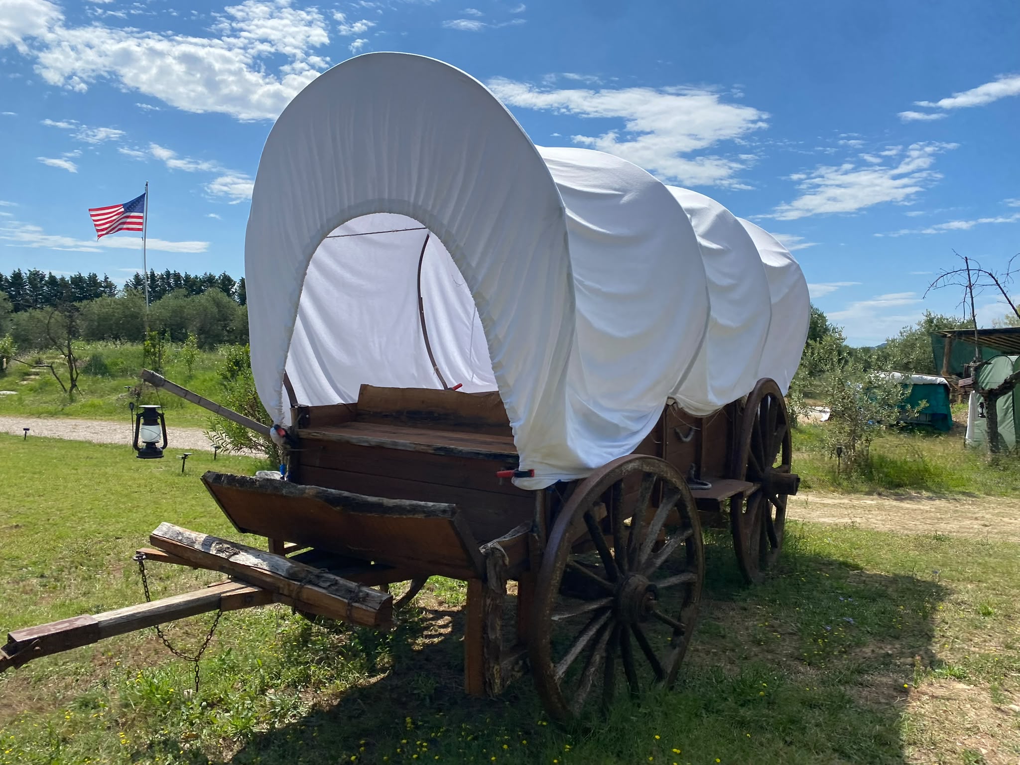 Tenda allestita vista esterna con pergolati