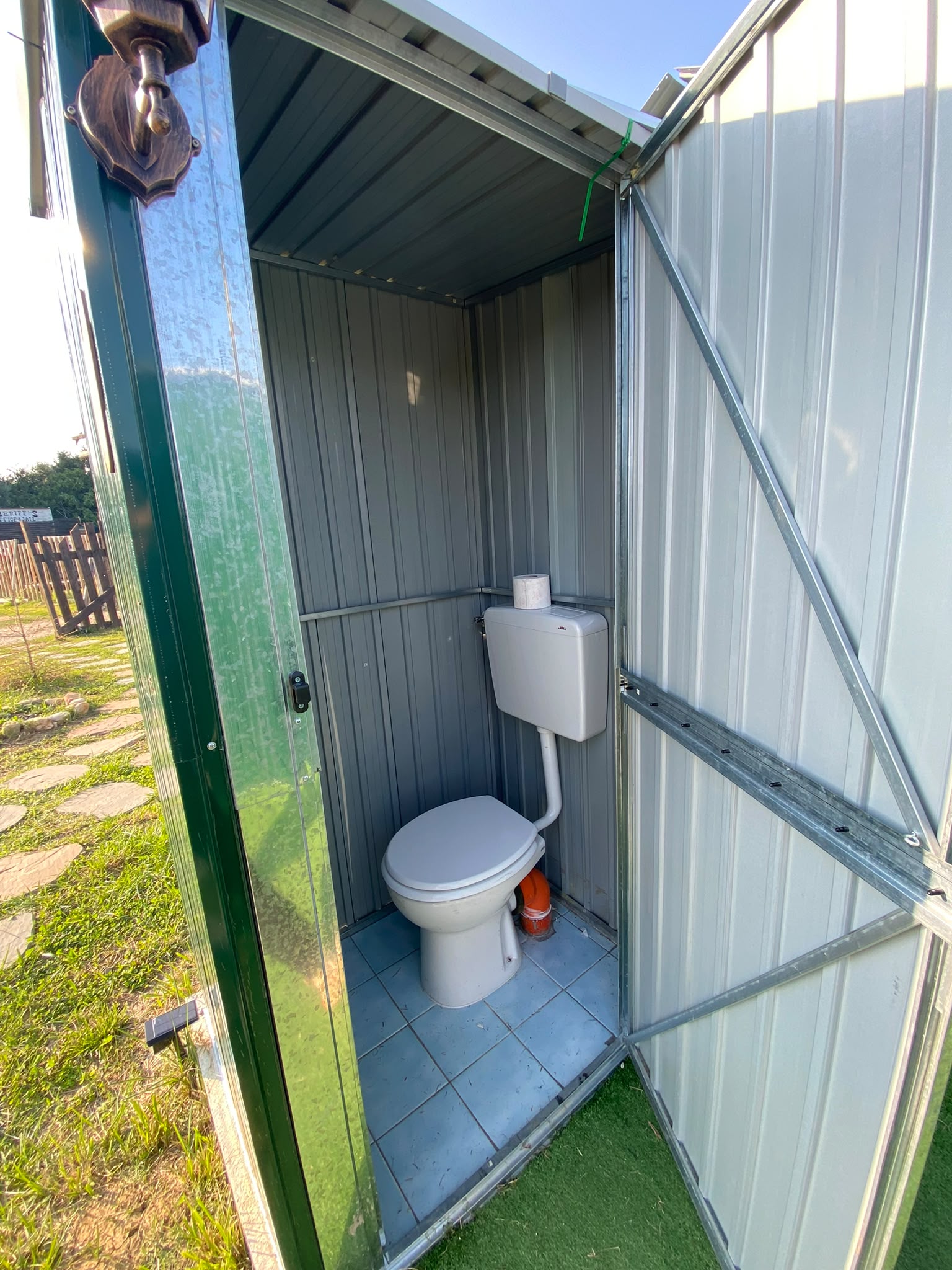 Ingresso tenda allestita spaziosa e arieggiata